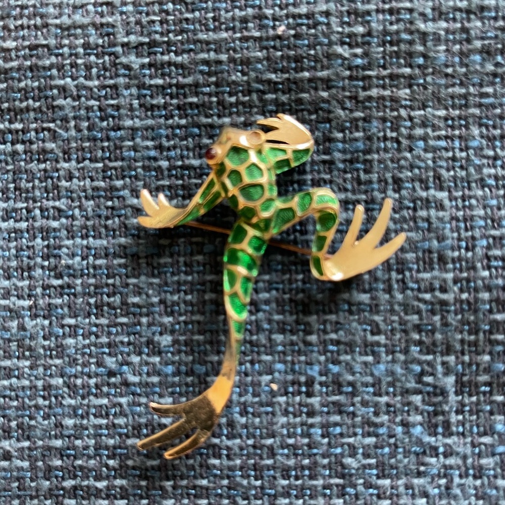 Vintage enamel tree frog brooch pin
